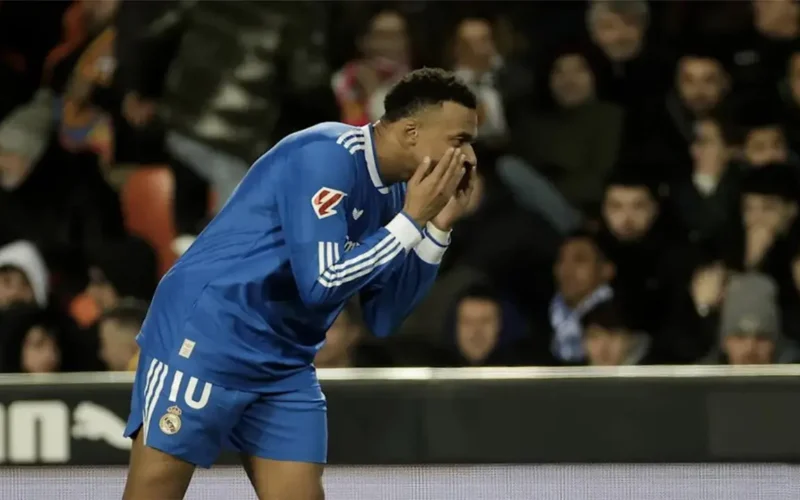 تقرير رسمي.. رابطة الليجا ترصد 10 هتافات مهينة ضد مبابي وأربيلوا في فالنسيا